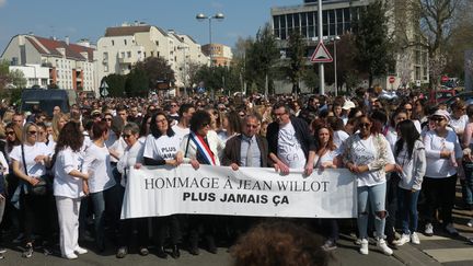 Environ 1 000 personnes ont participé, le 31 mars 2019, à Eaubonne (Val-d'Oise), à la marche blanche en hommage à Jean Willot, l'enseignant qui s'est donné la mort le 15 mars. (MAXPPP)