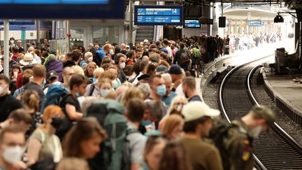 Des passagers patientent, le 28 août 2022 à Hambourg (Allemagne).&nbsp; (BODO MARKS / DPA / AFP)