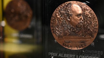 La médaille du prix Albert Londres en octobre 2019. (DOMINIQUE FAGET / AFP)