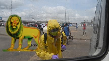 Le 30 mars, Anne Désirée Ouloto, la ministre de l’Assainissement et de la Salubrité de Côte d’Ivoire, en liaison avec les mairies du district d’Abidjan et l’Institut national de l’hygiène publique, a lancé une opération de lavage et de désinfection des rues principales et secondaires du district. "Cette opération s’étendra aux marchés d’Abidjan", a déclaré la ministre. (ISSOUF SANOGO / AFP)