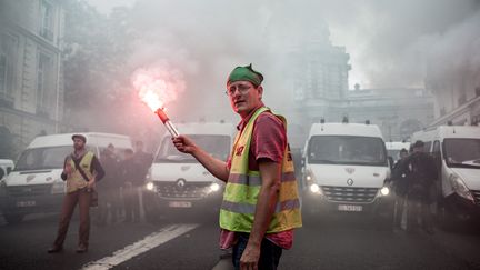 Un manifestant devant les forces de l'ordre. (BENJAMIN MENGELLE / HANS LUCAS)