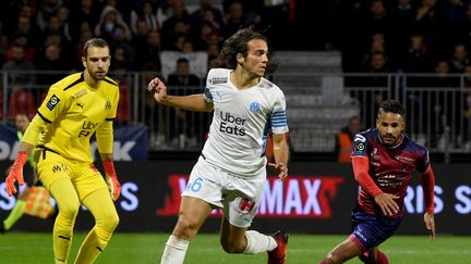 Matteo Guendouzi (OM) contre le Clermontois&nbsp;Jim Allevinah en Ligue 1, le 31 octobre 2021 au Stade Gabriel-Montpied (JEAN-PHILIPPE KSIAZEK / AFP)