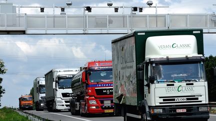 Un portique écotaxe sur l'autoroute A25 près d'Armentières (Nord), en 2013. (PHILIPPE HUGUEN / AFP)