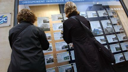 Deux femmes consultent des offres immobili&egrave;res, le 9 novembre 2004 &agrave; Caen (Calvados). (MYCHELE DANIAU / AFP)