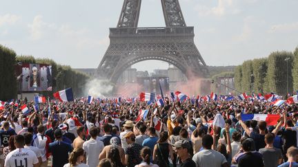 Des supporters rassemblés dans la fan zone près de la tour Eiffel, à Paris, le 15 juillet 2018, à l'occasion de la finale de la Coupe du monde entre la France et la Croatie. (JACQUES DEMARTHON / AFP)