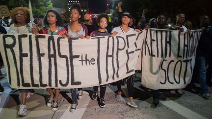 Des personnes manifestent à Charlotte (Caroline du Nord, Etats-Unis) le 23 septembre 2016. (NICHOLAS KAMM / AFP)