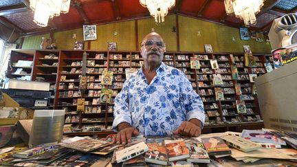 Boualem Benhaoua, producteur du label algérien Disco Maghreb, dans sa boutique à Oran, en Algérie, le 24 juillet 2022.&nbsp; (RYAD KRAMDI / AFP)