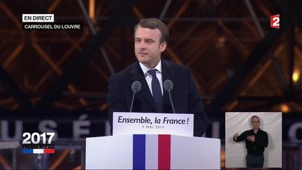 Emmanuel Macron s'exprime devant ses partisans dans la cour du Louvre, à Paris, le 7 mai 2017.&nbsp; (FRANCE 2)