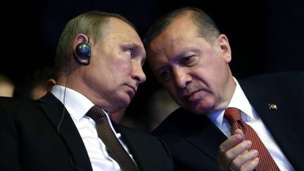 Le président russe Vladimir Poutine, en conversation avec son homologue et partenaire imprévisible turc, Recep Tayyip Erdogan, lors de l'ouverture du 23e Congrès mondial de l'énergie à Istanbul, le 10 octobre 2016. (KAYHAN OZER/TURKISH PRESIDENTIAL PRESS OFFICE/AFP)