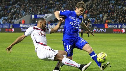 Le capitaine du SC Bastia Yannick Cahuzac (&agrave; droite) lors du match opposant le club corse &agrave; Bordeaux, au stade Armand-Cesari (Haute-Corse), le 24 janvier 2015. (PASCAL POCHARD CASABIANCA / AFP)