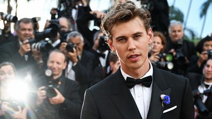 Roi de la séduction, l'acteur Austin Butler fait du charme à l'objectif de l'appareil photo. (CHRISTOPHE SIMON / AFP)