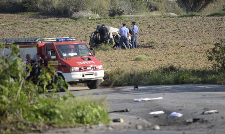 Les policiers autour de la carcasse calcinée de la voiture de la journaliste Daphne Caruana Galizia, à Malte, le 16 octobre 2017. (STR / AFP)