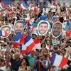 Les supporters français brandissent des effigies des sabreurs tricolores pendant les Jeux olympiques de Paris, le 31 juillet 2024, au Grand Palais. (COUVERCELLE ANTOINE / KMSP / AFP)