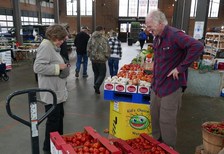 A l'intérieur d'un pavillon de l'Eastern Market, un marché XXL où on ne sait rapidement plus où donner de la tête entre les fleurs, les légumes et les fruits. On peut déjeuner sur le pouce en différents points du marché, ambiance sympathique avec des groupes de musique ou en solo. (Photo Emmanuel Langlois / franceinfo)