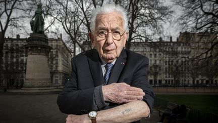 En mars 2021, Claude Bloch, ancien rescapé du camp de concentration d'Auschwitz, montre le numéro matricule qui lui avait été tatoué à l'époque par les nazis. (MAXIME JEGAT / MAXPPP)