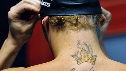 La nuque tatou&eacute;e du nageur fran&ccedil;ais Amaury Leveaux avant son 200 m&egrave;tres nage libre aux championnats de France de natation &agrave; Dunkerque&nbsp;(Nord), le 19 mars 2012. (PHILIPPE HUGUEN / AFP)