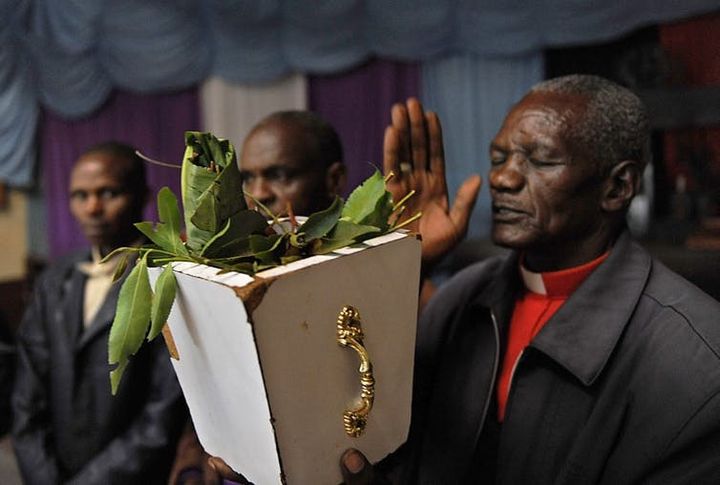 L’évèque Stanley Karuru offre des prières devant une botte de khat à l’église AIPCEA à Igembe (Kenya) pays particulièrement touché par l’interdiction d’exportation de khat au Royaume-Uni en 2014.  (Tony Karumba/AFP)