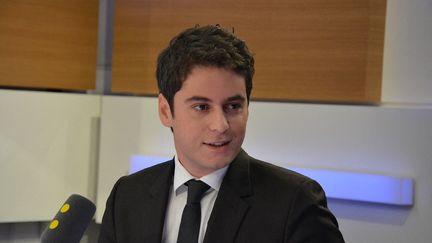 Gabriel Attal, secrétaire d'État auprès du ministre de l'Éducation nationale et de la Jeunesse, invité de franceinfo le 20 décembre 2017. (JEAN-CHRISTOPHE BOURDILLAT / FRANCE-INFO)