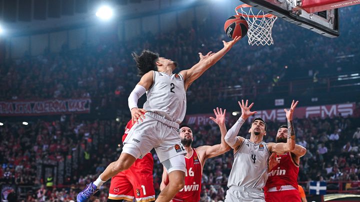 Le joueur du Paris Basket Nadir Hifi (en blanc) lors du choc face à l'Olympiakos, le 6 décembre 2024 au stade de la Paix et de l'Amitié, au Pirée (Grèce). (STEFANOS KYRIAZIS / NURPHOTO)