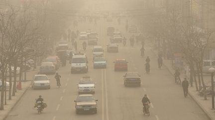 Cette photo a &eacute;t&eacute; prise le 9 d&eacute;cembre 2009 &agrave; Linfen, l'une des villes les plus pollu&eacute;es de Chine. Elle montre le smog d&eacute;nonc&eacute; dans un documentaire qui passionne les Chinois, diffus&eacute; le 28 f&eacute;vrier 2015.&nbsp; (PETER PARKS / AFP)