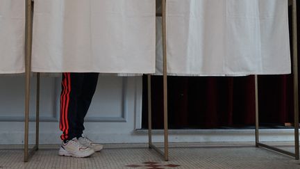 Un électeur dans l'isoloir, au Pré-Saint-Gervais, le 9 juin 2024. (MYRIAM TIRLER / HANS LUCAS via AFP)