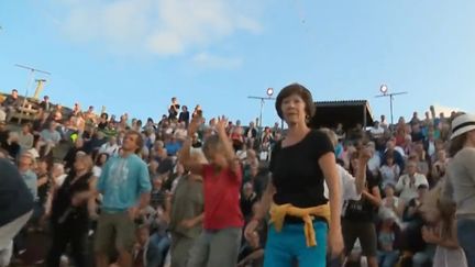 Deux fois par semaine pendant l'été, les touristes de l'île d'Oléron (Charente-Maritime) peuvent assister à un spectacle dans un lieu hors du commun : le théâtre d'Ardoise, niché au milieu du marais ostréicole. (FRANCE 3)