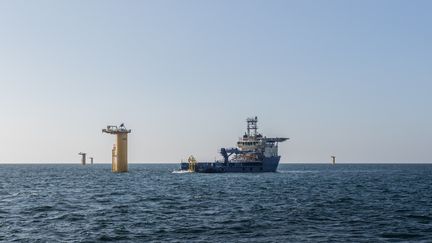 Le parc éolien&nbsp;en mer au large de Saint-Nazaire&nbsp;(Loire-Atlantique) en cours de construction, le 28 août 2021. (BAPTISTE ROMAN / HANS LUCAS / AFP)