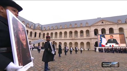 Dans la cour d'honneur des Invalides, le président Emmanuel Macron a rendu un hommage national mercredi 7 février aux victimes françaises de l'attaque du 7 octobre. (FRANCE TELEVISIONS)