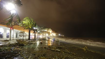 La Promenade des Anglais, a Nice (Alpes-Maritimes), a d&ucirc; &ecirc;tre ferm&eacute;e &agrave; la circulation en raison des fortes intemp&eacute;ries, mardi 4 novembre 2014. (VALERY HACHE / AFP)