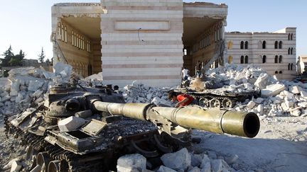 Un char de l'arm&eacute;e syrienne d&eacute;truit par les rebelles, &agrave; Azaz, dans le nord de la Syrie, le 3 ao&ucirc;t 2012. (GORAN TOMASEVIC / REUTERS)