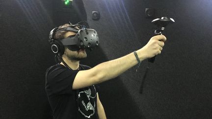 &nbsp; (Un joueur équipé d'un casque de réalité virtuelle © JC)