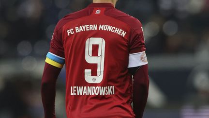 L'attaquant polonais du Bayern Munich, Robert Lewandowski, a joué avec un brassard aux couleurs du drapeau ukrainien, le 26 février 2022, lors du match de son équipe contre l'Eintracht&nbsp;Francfort. (RALF IBING / AFP)