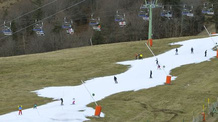 Conséquence directe de cette douceur exceptionnelle : les stations de ski affichent souvent un enneignement bien faible, comme ici au Mont-Dore, dans le Massif Central, le 22 décembre. (MAXPPP)