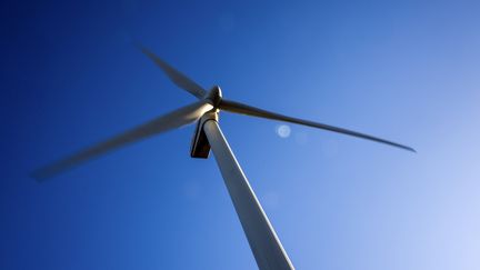 Une turbine éolienne près du village de Rugsted, au Danemark, le 13 décembre 2015. (JONATHAN NACKSTRAND / AFP)