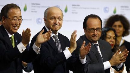 &nbsp; (Ban ki-Moon, Laurent Fabius et François Hollande après l'adoption de l'accord © Francois Mori/AP/SIPA)