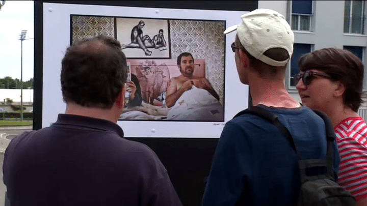 A l'occasion de son exposition sur une place de Dax, les visiteurs viennent à la rencontre du photographe Gilles Vautier
 (France 3 / Culturebox)