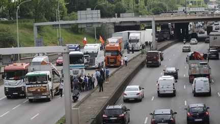 Sur le périphérique parisien, les forains aussi protestent pour  "mieux exploiter leurs manèges"