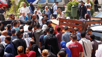 près de la morgue d’un hôpital de Sfax, le 4 juin 2018. Le naufrage a eu lieu près des îles Kerkenna, une région touristique du sud de la Tunisie. Le ministre tunisien de l’Intérieur a précisé que 67 passagers avaient pu être sauvés. Selon des responsables des services de sécurité, environ 180 migrants avaient pris place à bord du bateau, dont 80 étaient originaires d'autres pays africains. Un rescapé, hospitalisé à Sfax après avoir passé neuf heures dans l'eau agrippé à un morceau de bois, a raconté que le capitaine avait abandonné le navire lorsqu'il a commencé à sombrer. Il avait peur d’être arrêté par les gardes-côtes. (REUTERS - Zoubeir Souissi)