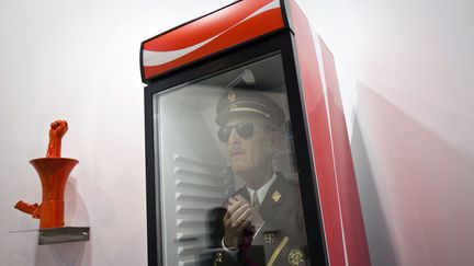 Une oeuvre de l'artiste espagnol Eugenio Merino repr&eacute;sentant l'ancien dictateur Francisco Franco dans un r&eacute;frig&eacute;rateur est expos&eacute;e &agrave; la foire ARCO de Madrid (Espagne), le 14 f&eacute;vrier 2012. (JUAN MEDINA / REUTERS)