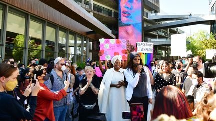 Manifestation devant le siège de Netflix à Los Angeles&nbsp;contre la diffusion du spectacle de Dave Chappelle jugé transphobe (RODIN ECKENROTH / GETTY IMAGES NORTH AMERICA)