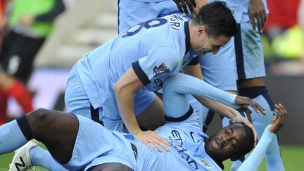 Yaya Touré félicité Samir Nasri après son ouverture du score. (SEAN RYAN IPS / MAXPPP)