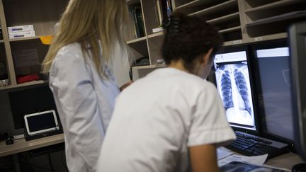 Image d'illustration présentant une équipe de radiologie dans un centre de Haute-Savoie.&nbsp; (AMELIE-BENOIST / BSIP / AFP)