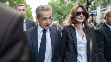 Nicolas Sarkozy et Carla Bruni, le 9 octobre 2023 à Paris. (SERGE TENANI / HANS LUCAS)