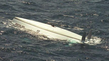 L'épave du bateau de Tony Bullimore, retrouvée à 2 600 km au large des côtes australiennes, le 7 janvier 1997. Le skipper britannique a survécu cinq jours à l'intérieur de son bateau retourné, qui sera abandonné dans l'océan Indien. (AFP)