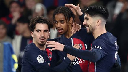 Les joueurs du PSG célèbrent le but de Bradley Barcola face à Nantes, en Ligue 1, le 9 décembre 2023. (FRANCK FIFE / AFP)