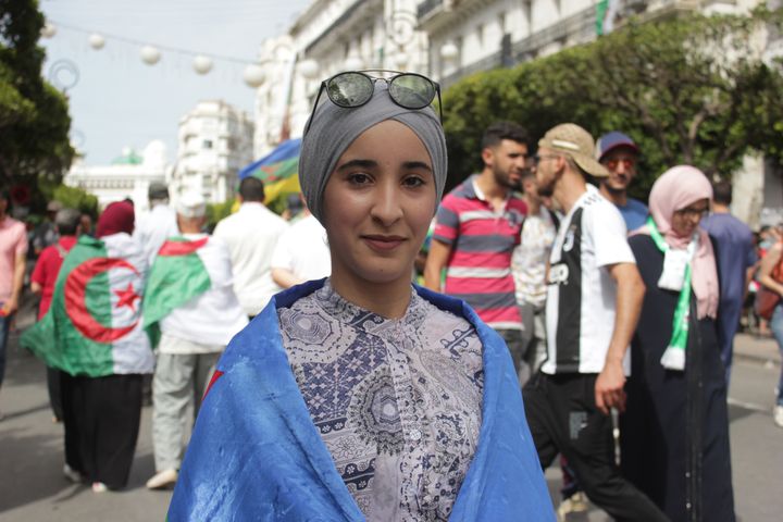 Kenza s’arrête le temps d’une photo dans la rue Didouche-Mourane, le 21 juin 2019 à Alger. (CLEMENT PARROT / FRANCEINFO)