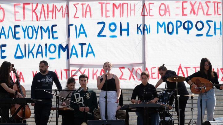 Rassemblement à Athènes en soutien aux victimes de la catastrophe ferroviaire. Sur la banderole : "Nous n'oublierons pas le crime de Tempé", la localité où a eu lieu l'accident. (NATHANAEL CHARBONNIER / RADIO FRANCE)