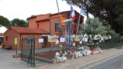 Des fleurs sont déposées devant la mairie de Saint-Féliu-d'Avall (Pyrénées-Orientales), après la collision mortelle entre un car scolaire et un TER à Millas, le 22 décembre 2017. (MAXPPP)