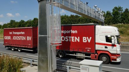 Un camion passe sous un portique &eacute;cotaxe, le 24 juin 2014 &agrave; Villers-Bocage (Calvados). (MAXPPP)