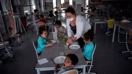 La cantine d'une école élémentaire de Toulouse. Photo d'illustration. (LIONEL BONAVENTURE / AFP)